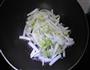 白菜炒豆皮的做法图解5