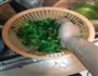 芹菜猪肉手工水饺的做法图解3