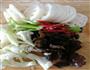藕片花菜木耳青椒炒肉片的做法图解1