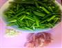 家常菜—肉炒蒜苔的做法图解1