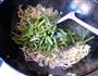 绿豆芽炒韭菜的做法图解4