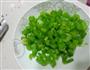 减肥爽口小菜 芹菜花生米的做法图解1