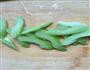 芹菜炒腰果的做法图解1