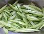 芹菜炒腰果的做法图解2