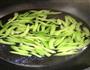芹菜炒腰果的做法图解3