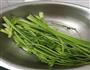 腊肉炒芹菜的做法图解1