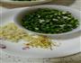 葱香肉末蚕豆的做法图解1