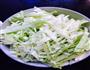 包心菜虾仁的做法图解1