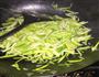 蒜苗虾皮炒鸡蛋的做法图解2