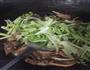 鸭肉炒香芹的做法图解6
