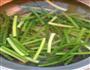 腊肠炒蒜苗的做法图解3