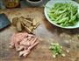 芹菜香干炒肉片的做法图解1