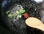 香菇豆角炒鸡腿肉的做法图解5