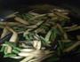 茄子煸豆角的做法图解3