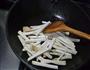 牛肉炒鸡腿菇的做法图解2