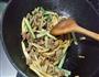 牛肉炒鸡腿菇的做法图解5