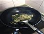 木耳蒜黄炒肉的做法图解2