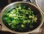 西兰花毛豆花生的做法图解1