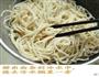香肠炒面的做法图解2