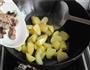 土豆焖三黄鸡的做法图解5