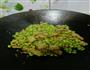 五花肉炒青黄豆的做法图解3