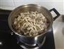 菌菇炒肉片的做法图解4